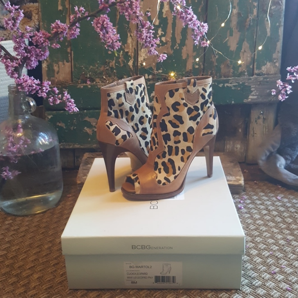 BCBGENERATION leopard/ leather boot. Size 8.